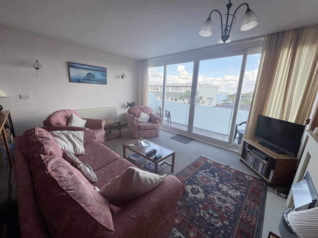 Lot: 153 - MID-TERRACE PROPERTY WITH STUNNING SEA VIEWS IN A POPULAR LOCATION - Living area